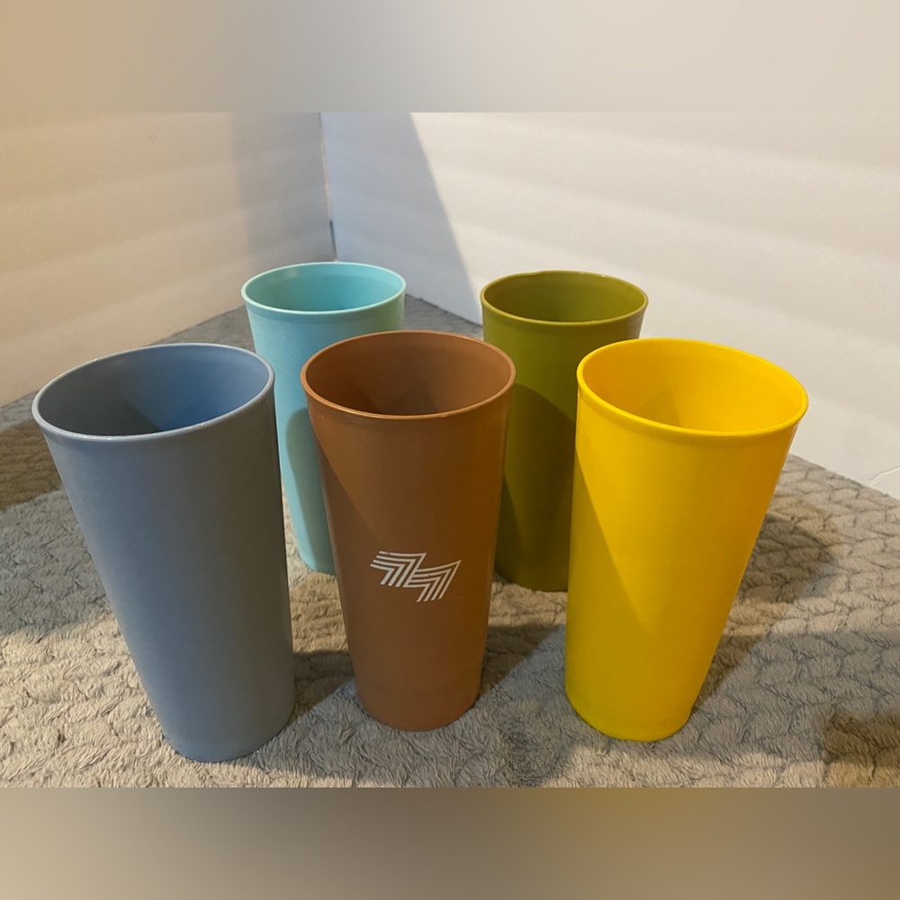 5 Tupperware cups.